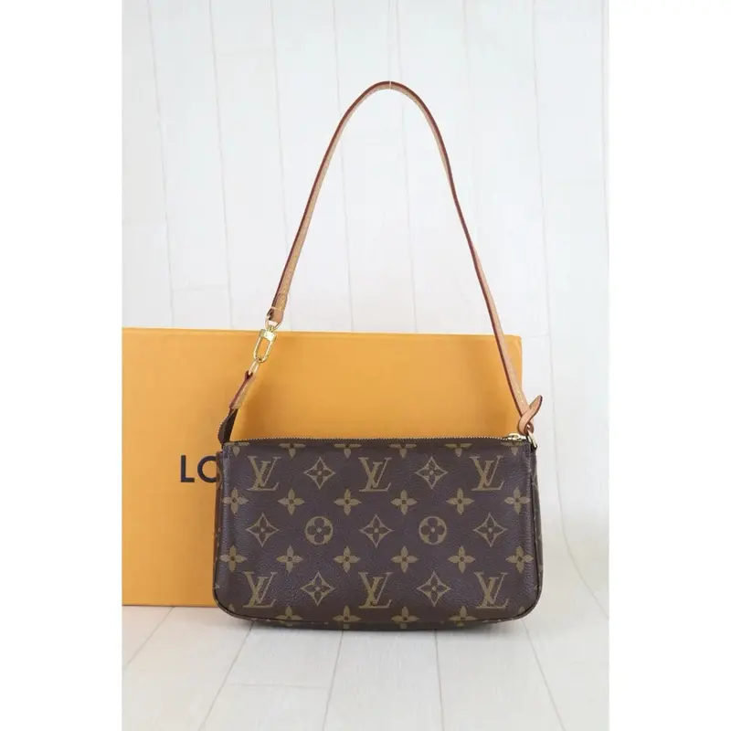 Louis Vuitton S25100906 (Very Good Condition) 2