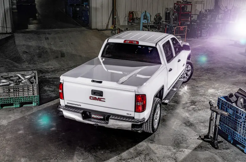 Undercover Elite Lx Hard Tonneau Cover For 2019–2020 Gmc Sierra 1500 With Multipro Tailgate – Silver Ice Finish 2